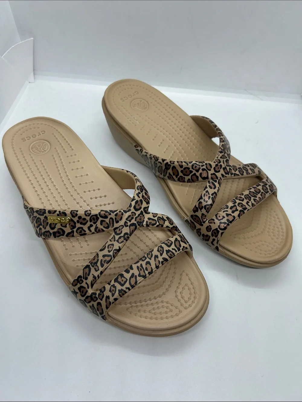 Crocs Sandals Women Sz 8 Leopard Cheetah Print Wedge Strappy Slides Animal Print - Picture 1 of 15